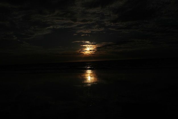 Foto la vista panoramica del mare al tramonto