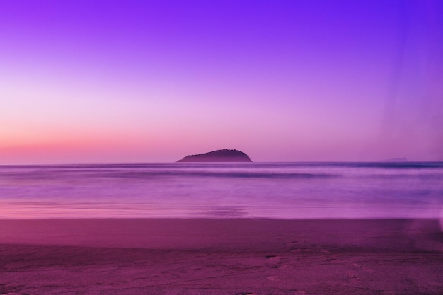 夕暮れ時の海の美しい景色