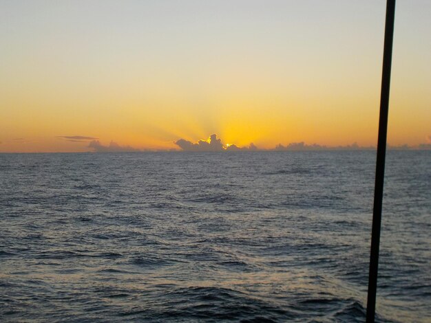 Photo scenic view of sea at sunset