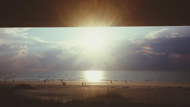 Foto la vista panoramica del mare al tramonto