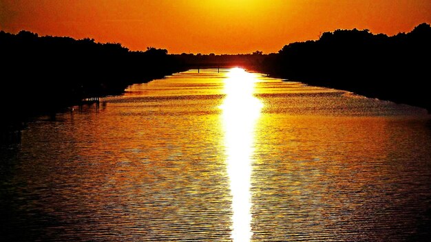 Foto la vista panoramica del mare al tramonto