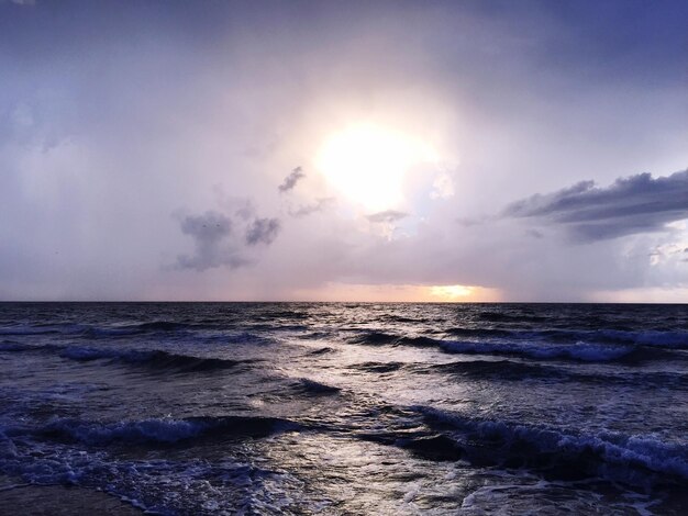 Foto la vista panoramica del mare al tramonto