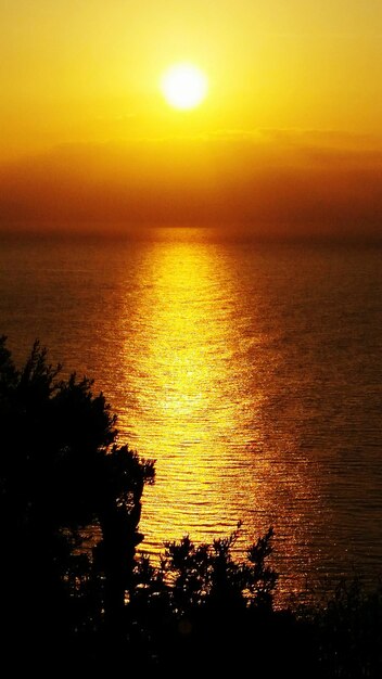 La vista panoramica del mare al tramonto