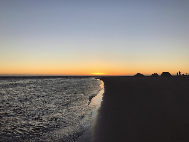 Красивый вид на море во время захода солнца