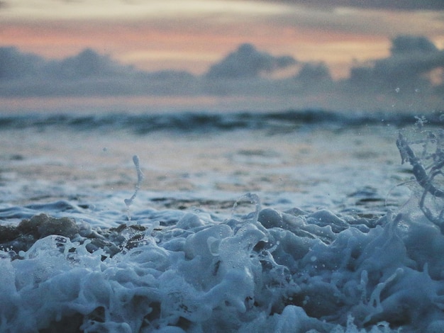 Foto la vista panoramica del mare al tramonto