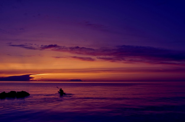 Photo scenic view of sea at sunset