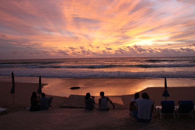 夕暮れ時の海の美しい景色