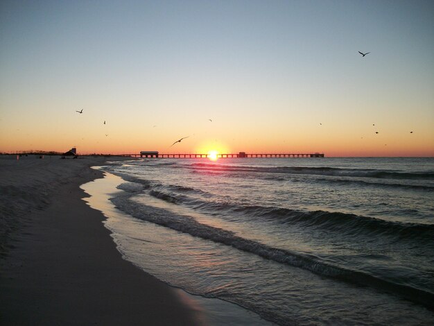 Photo scenic view of sea at sunset