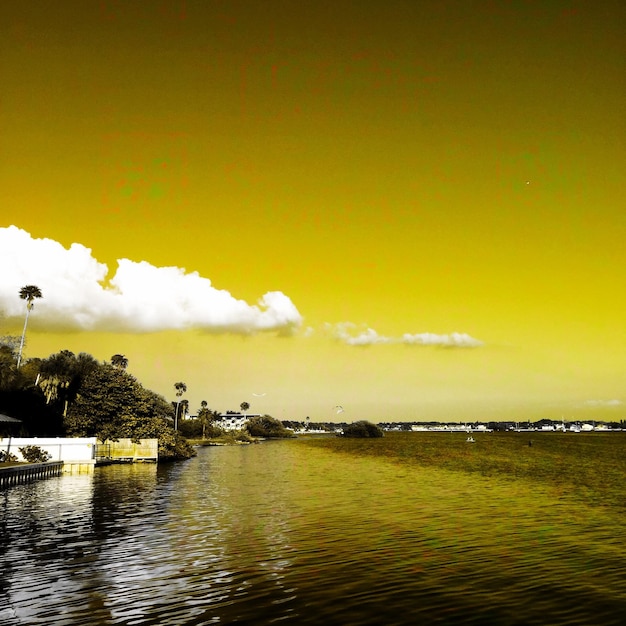 Foto la vista panoramica del mare al tramonto