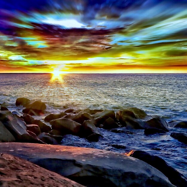 Foto la vista panoramica del mare al tramonto