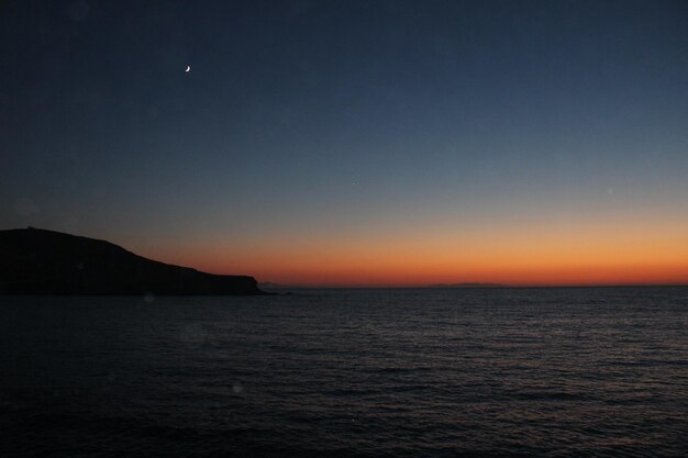 Foto la vista panoramica del mare al tramonto