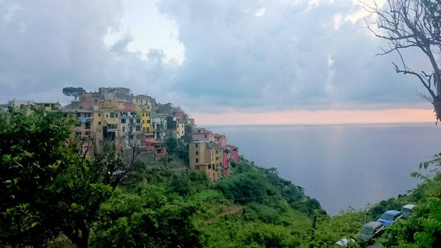 Foto vista panoramica del mare e della città sul cielo