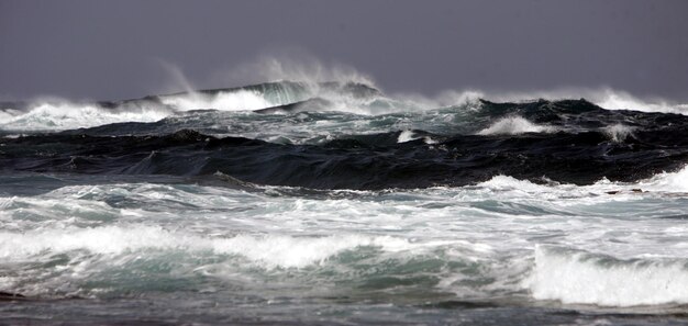 Foto vista panoramica delle onde del mare contro un cielo limpido