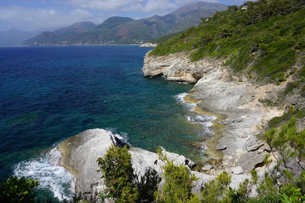 Красивый вид на море с горой на заднем плане