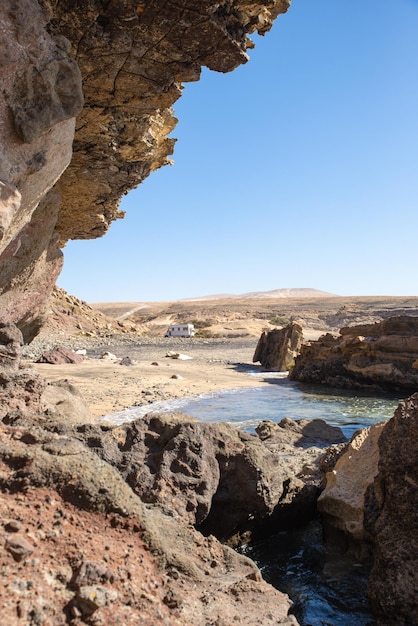 Foto vista panoramica del paesaggio marino con un camper su una spiaggia fuerteventura isole canarie immagine verticale