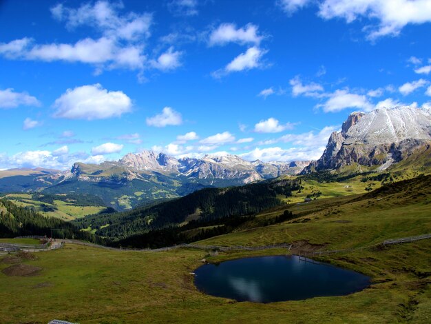 Foto vista panoramica delle montagne seiser alm contro il cielo in sudtirolo