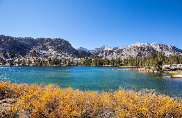 シエラネバダ山脈の美しい景色。紅葉の風景。米国カリフォルニア州。