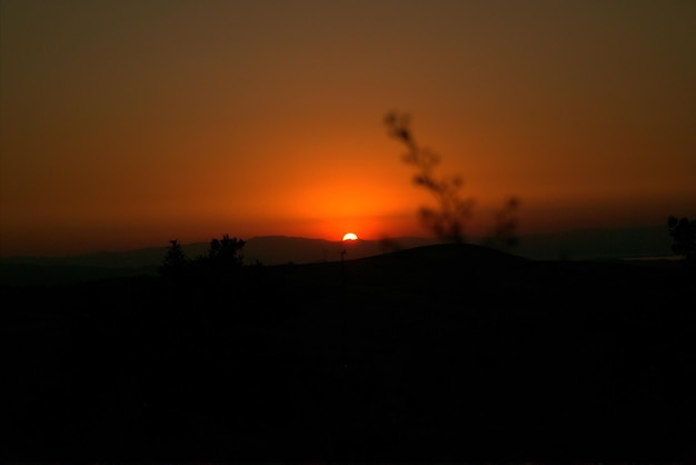 Photo scenic view of silhouette landscape against romantic sky at sunset