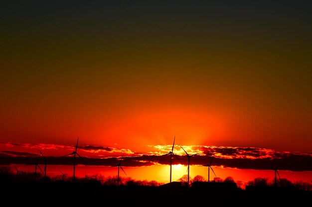 Foto vista panoramica del paesaggio di silhouette contro il cielo romantico al tramonto