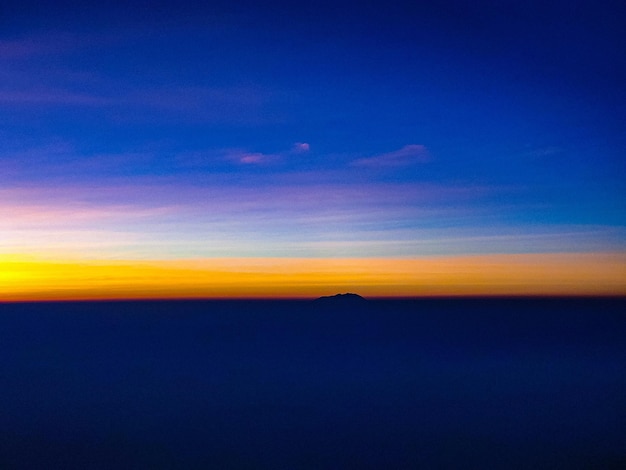 Foto vista panoramica del paesaggio di silhouette contro il cielo romantico