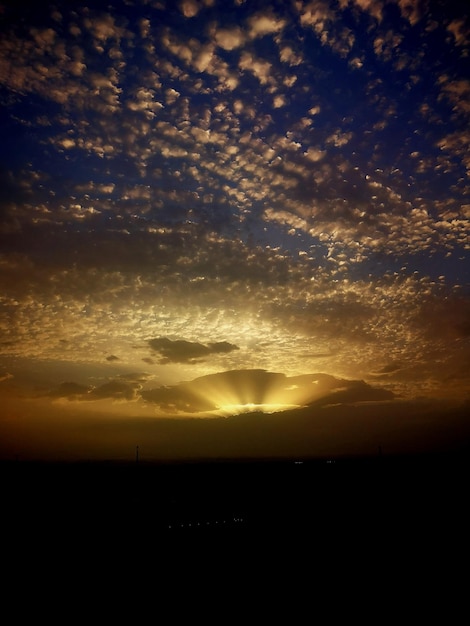 Foto vista panoramica del paesaggio di silhouette contro il cielo durante il tramonto