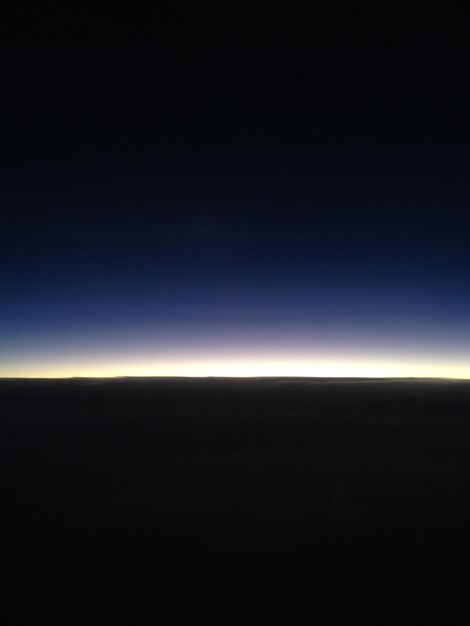 Photo scenic view of silhouette landscape against sky at dusk