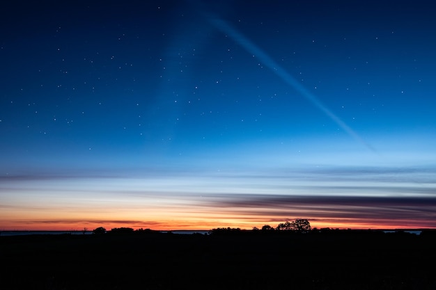 Photo scenic view of silhouette landscape against sky at night