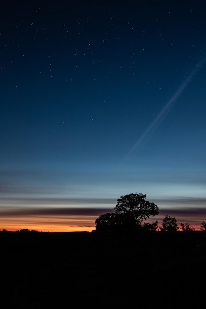 Photo scenic view of silhouette landscape against sky at night