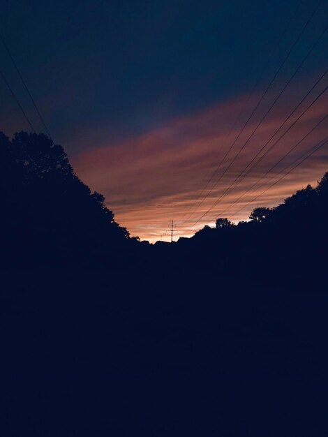 Foto vista panoramica del paesaggio di silhouette contro il cielo al tramonto