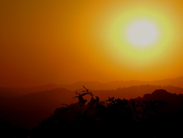 Foto vista panoramica della montagna a silhouette contro il cielo arancione