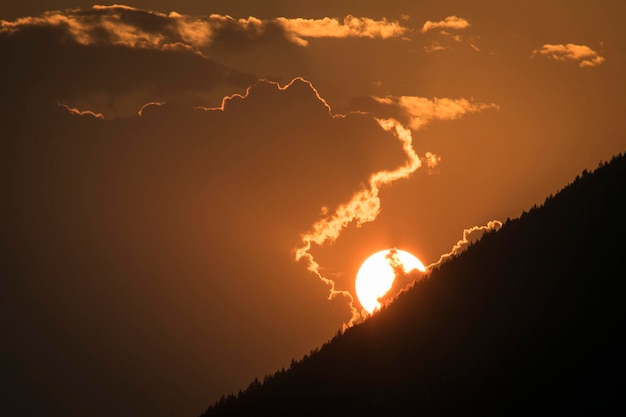 Photo scenic view of silhouette mountain against sky during sunset