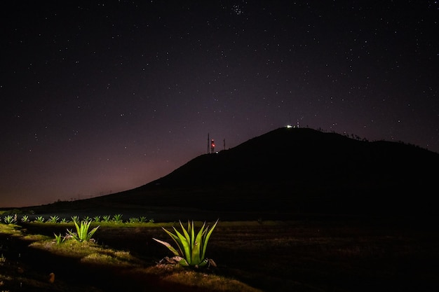 Foto vista panoramica della silhouette della montagna contro il cielo notturno