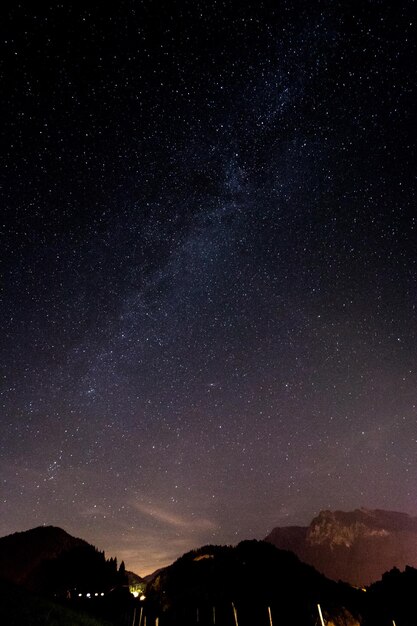 Foto vista panoramica della silhouette della montagna contro il cielo notturno