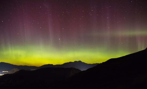 Foto vista panoramica della silhouette della montagna contro il cielo notturno