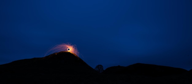 Foto vista panoramica della silhouette della montagna contro il cielo notturno