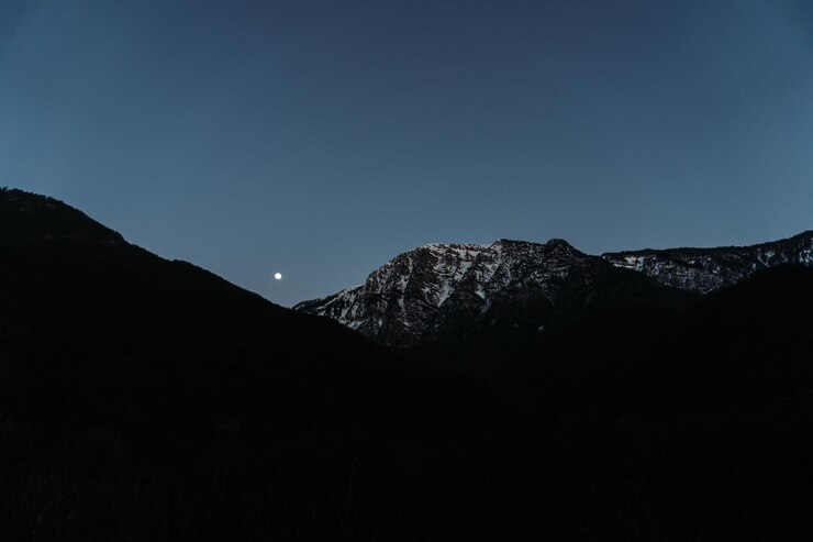 Photo 밤 에 은 하늘 을 배경 으로 산 의 실루 의 풍경
