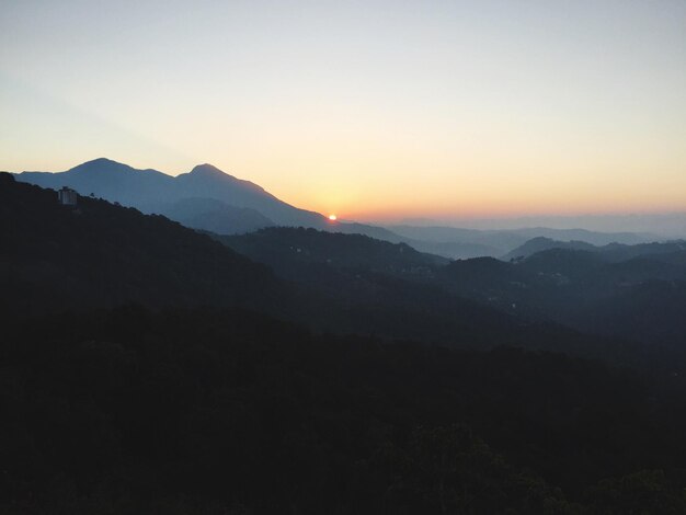 Photo scenic view of silhouette mountains against clear sky