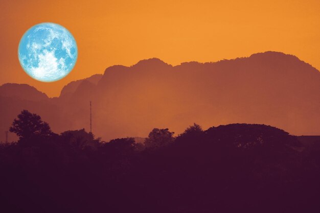 Foto la vista panoramica delle montagne a silhouette contro il cielo arancione