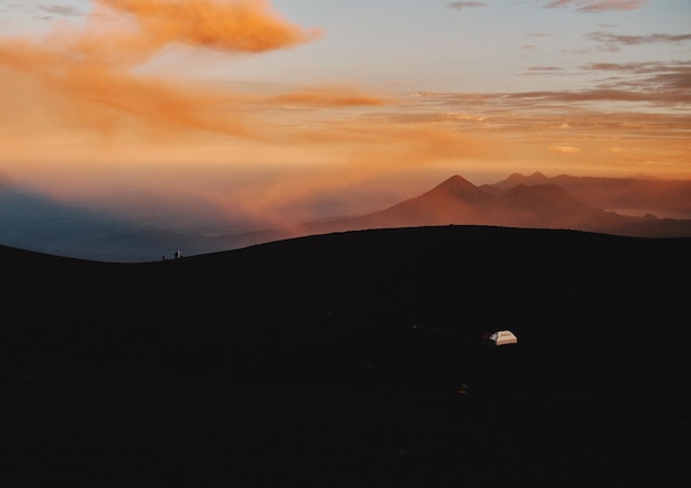 Foto scena panoramica di silhouette di montagne contro il cielo durante il tramonto