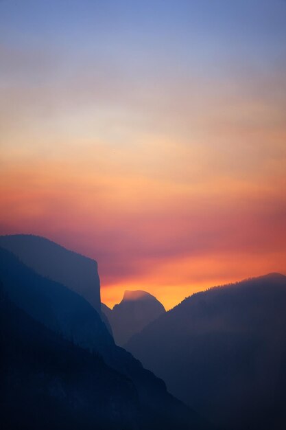 Foto scena panoramica di silhouette di montagne contro il cielo durante il tramonto
