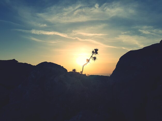 Photo scenic view of silhouette mountains against sky during sunset