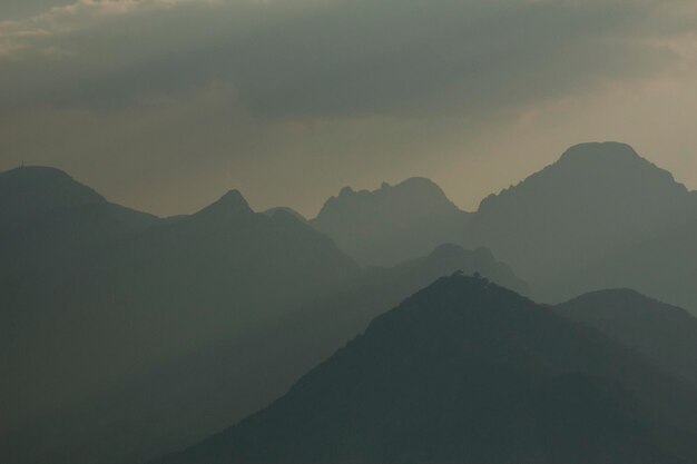 Photo scenic view of silhouette mountains against sky during sunset