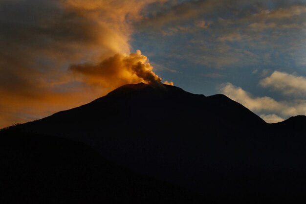 Foto scena panoramica di silhouette di montagne contro il cielo durante il tramonto