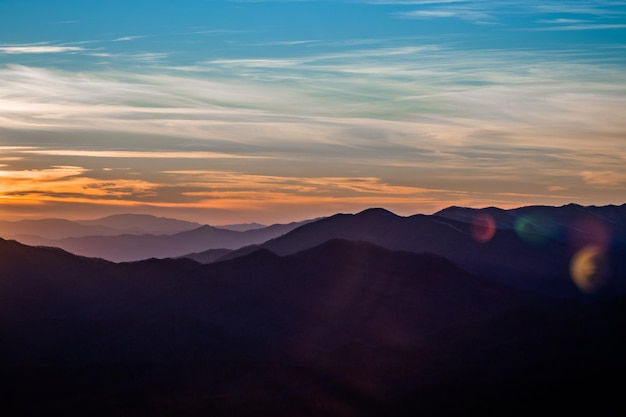 夕暮れ の 時 に 空 に 対し て 山 の シルエット の 景色