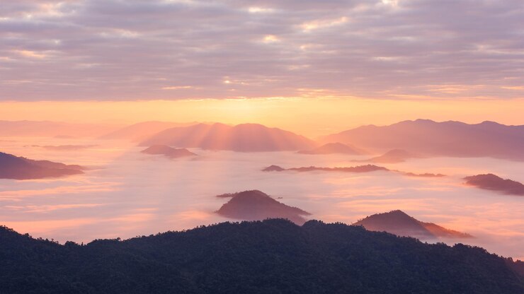 Photo 해가 지는 하늘 을 배경 으로 한 산 의 실루 의 풍경