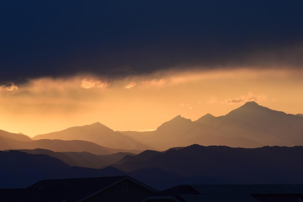 夕暮れの空に照らされた山のシルエットの景色