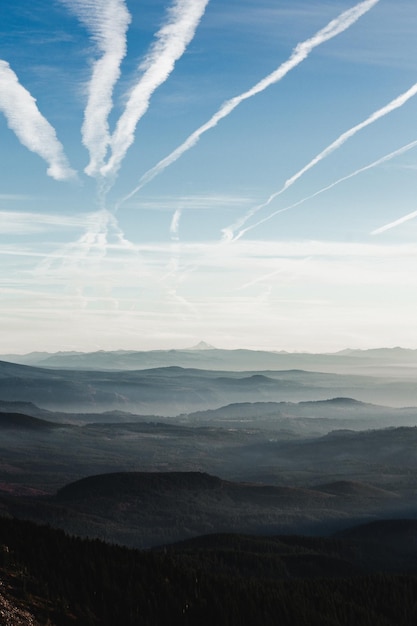 Photo scenic view of silhouette mountains against sky