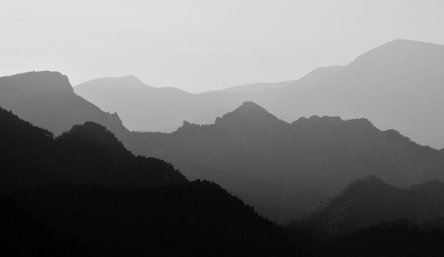 空の背景にある山のシルエットの景色