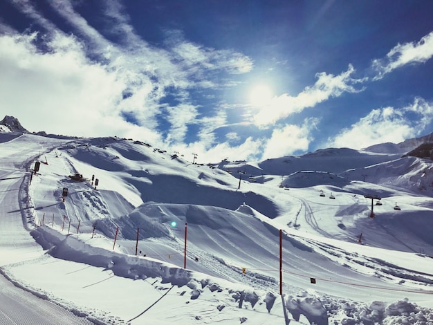 Foto vista panoramica della pista da sci contro il cielo