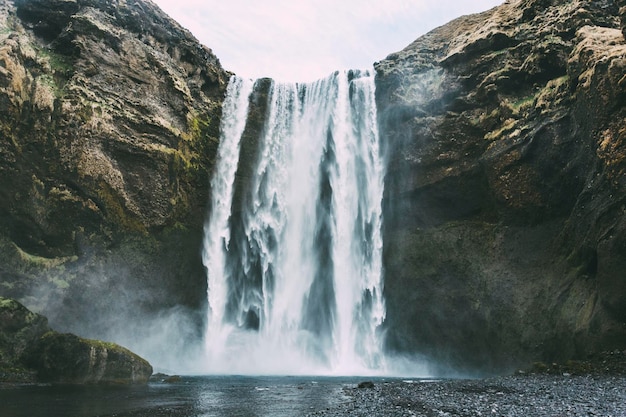 Foto la vista panoramica della cascata di skogafoss